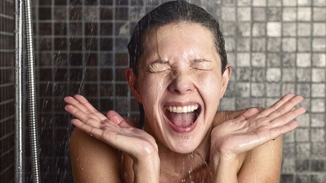 Contrast shower upang madagdagan ang laki ng dibdib