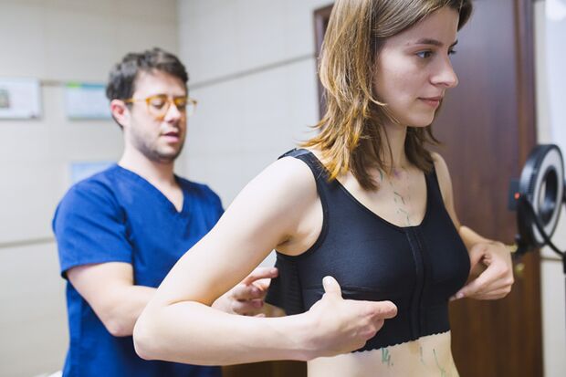 May suot na kasuotan ng compression pagkatapos ng pagdaragdag ng dibdib na may hyaluronic acid